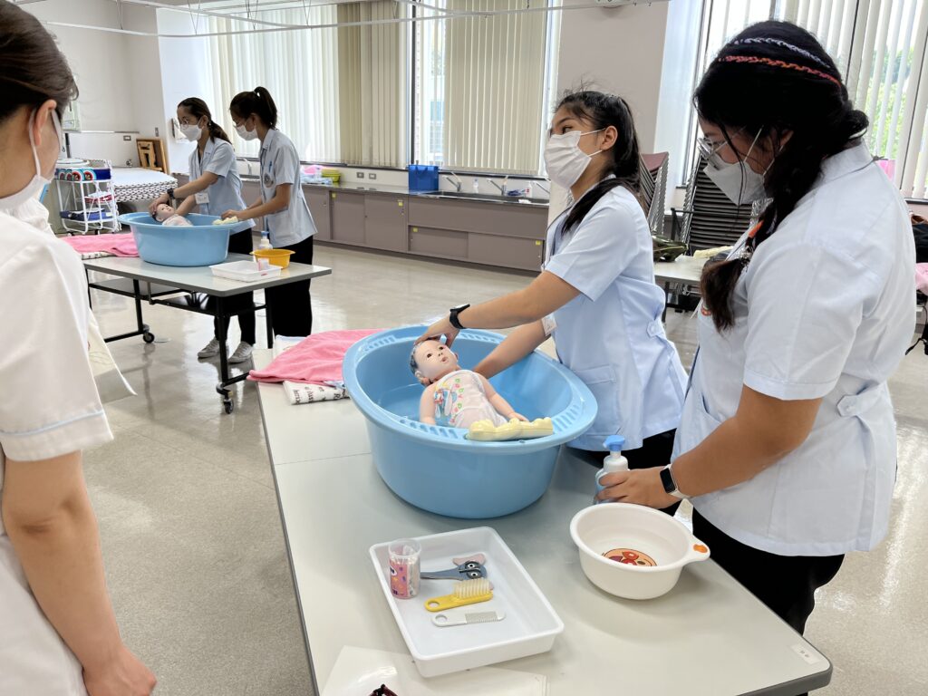 母性看護学学内演習　沐浴写真